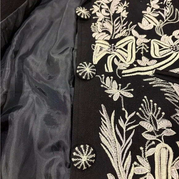 🎄Black Embroidered Long Coat, boutique purchase, by paparazzi, size L - Picture 4 of 9